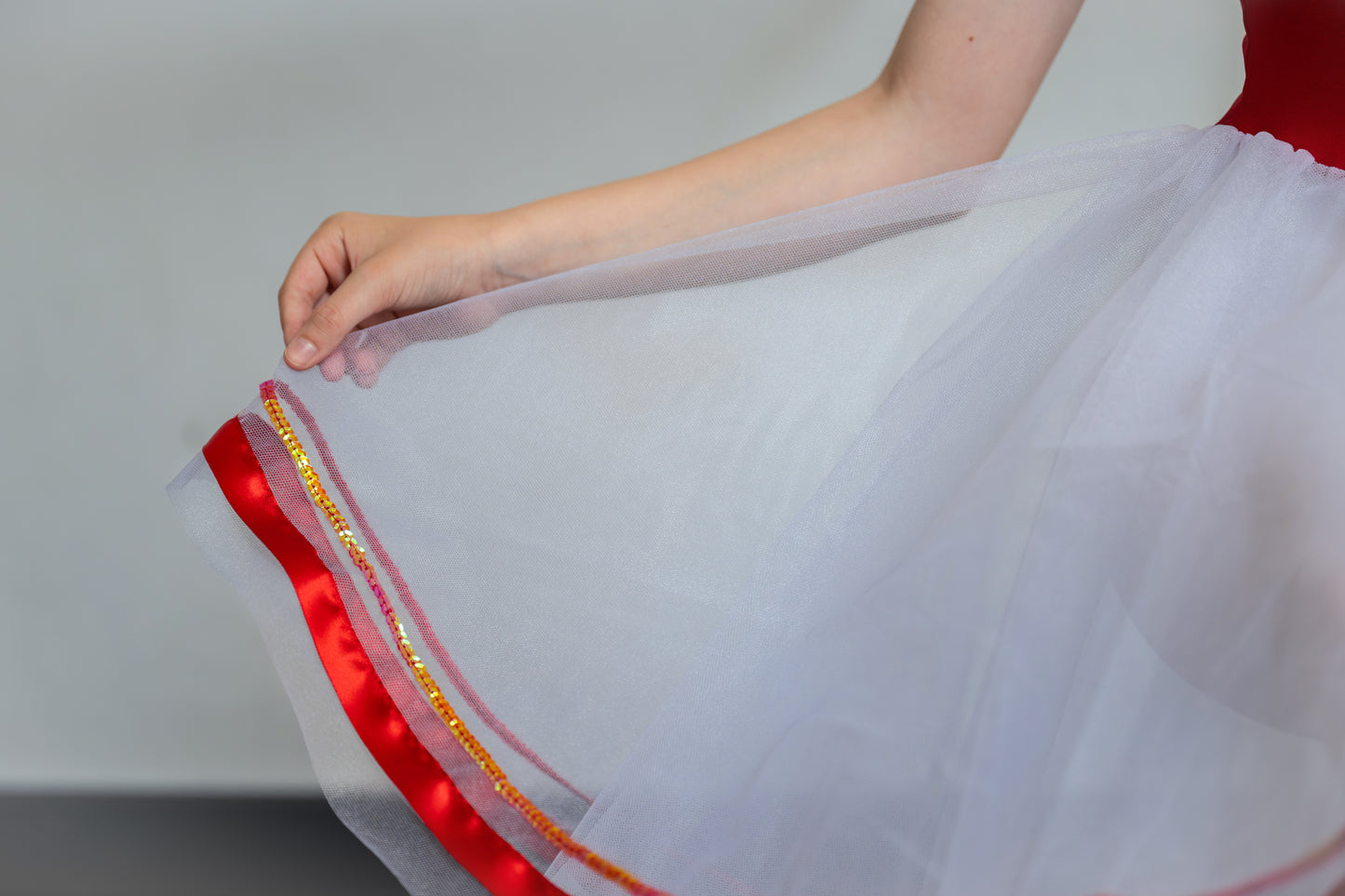 Body fără mâneci cu paiete și fustă din tulle