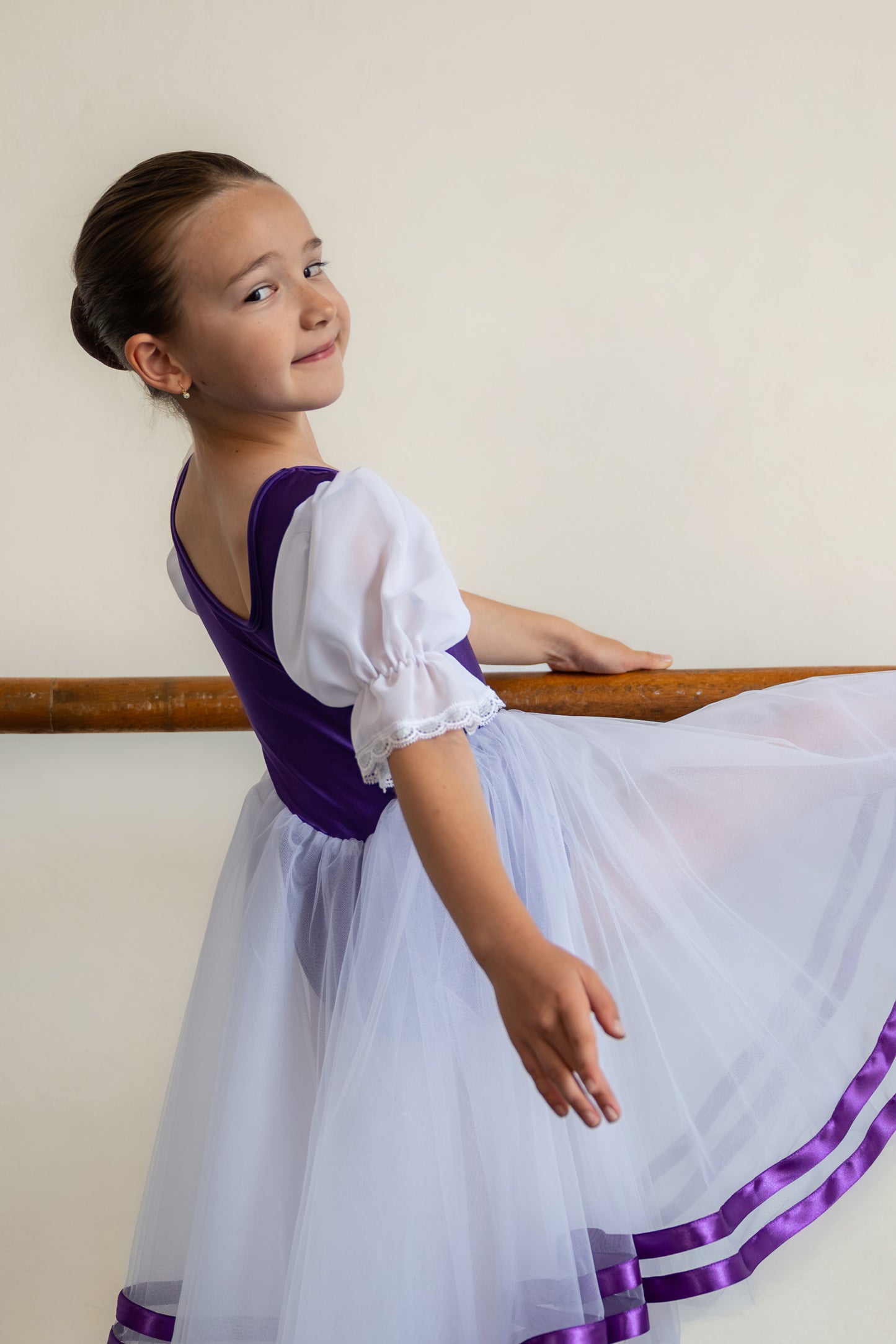 Body cu mâneci din voal și fustă din tulle cu panglică satinată