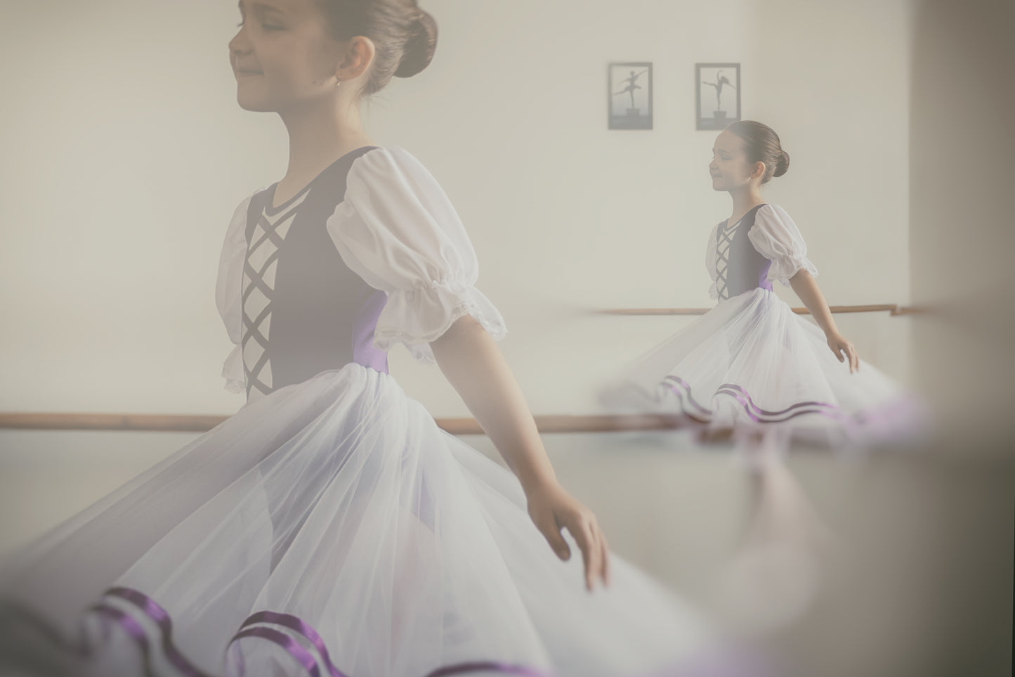 Body cu mâneci din voal și fustă din tulle cu panglică satinată